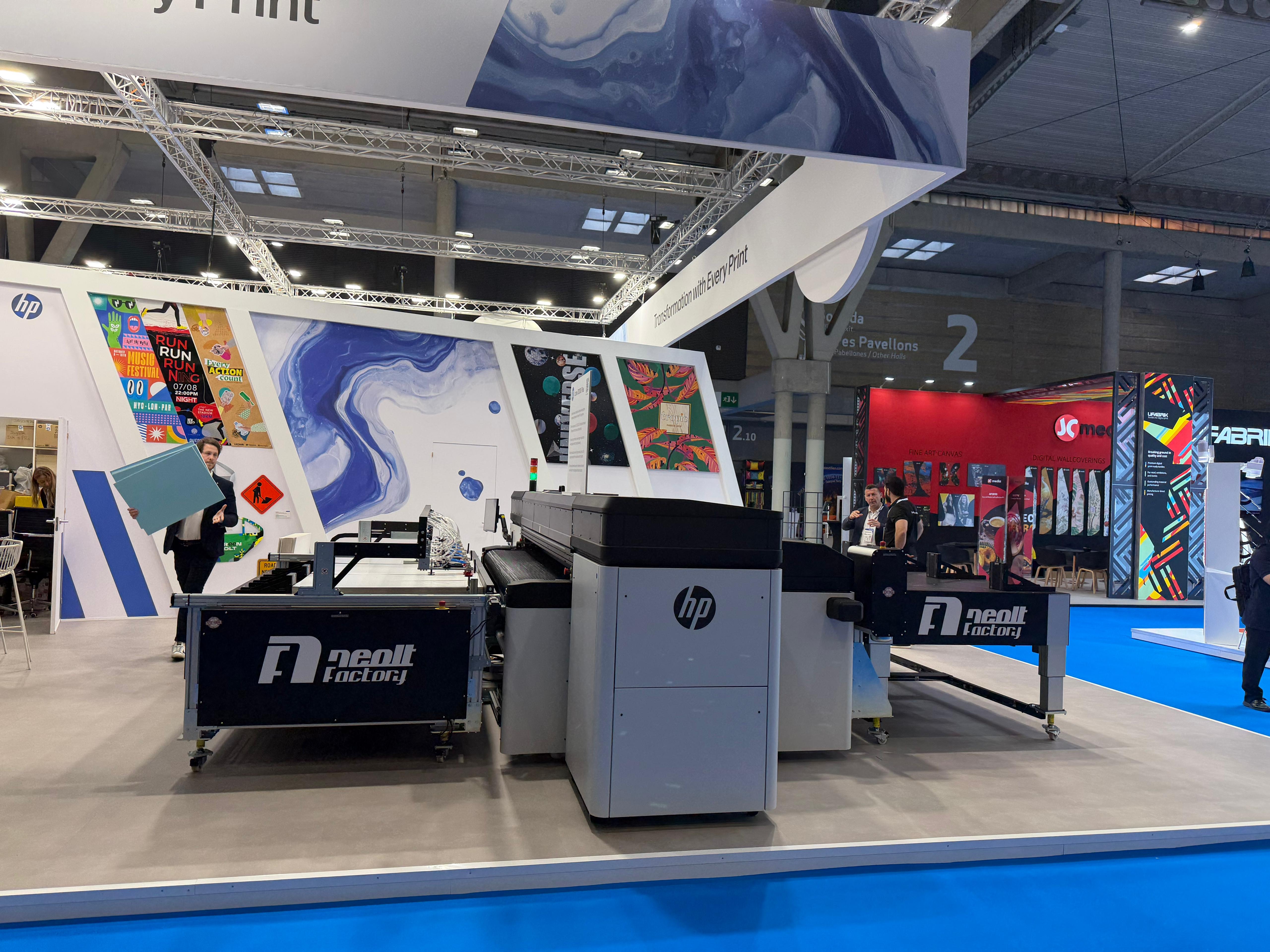 Automated HP Latex R2000 flatbed printing workflow with Neolt Factory system at FESPA Barcelona 2026